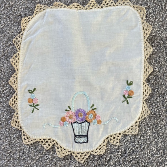 2/$15 Vintage Floral Flower Basket Embroidered Dolly Mat - Picture 6 of 8